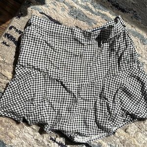 Hollister ultra high-rise checkered skort with pockets (size medium)